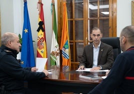 El alcalde de Benalmádena durante una reunión con los jefes de Bomberos y Policía Local.