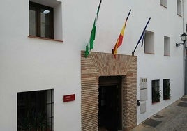 Vista de la fachada del Ayuntamiento de Casares.