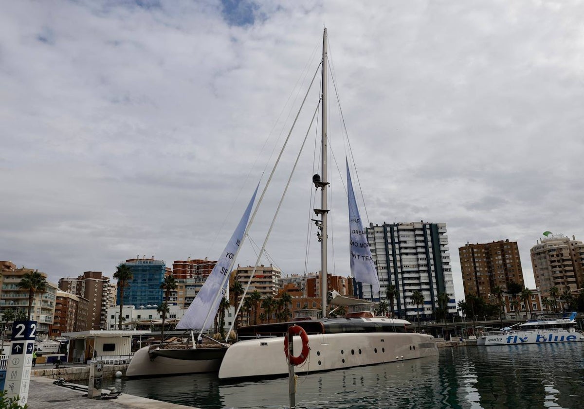 Imagen principal - Detalles de la inauguración del barco, este jueves. 