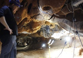 Pedro Cantalejo, en la Cueva de la Victoria.