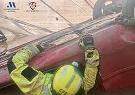 Bomberos de Málaga liberan un túnel en Valencia en el que había una treintena de coches