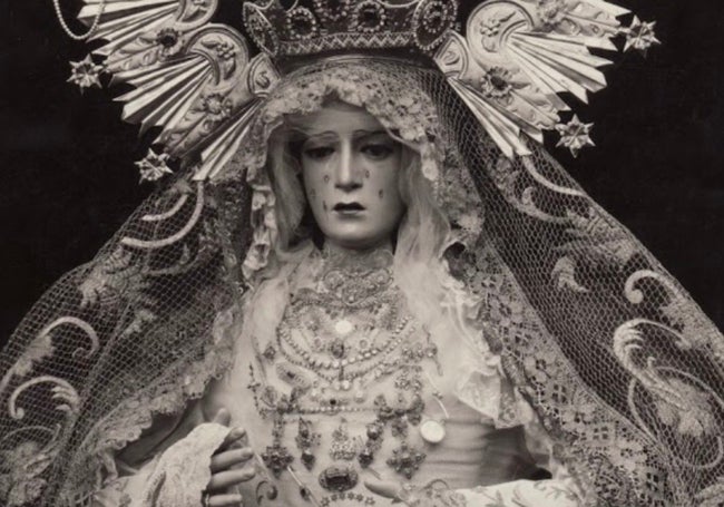 La Virgen de la Esperanza, antes de las intervenciones, con el pañuelo.