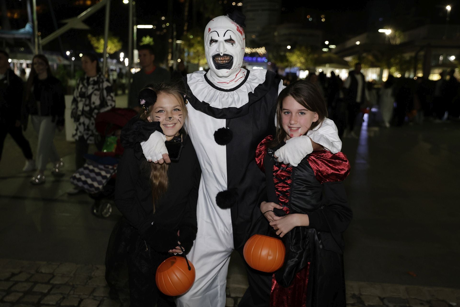 Las imágenes de un Halloween a medias en Málaga