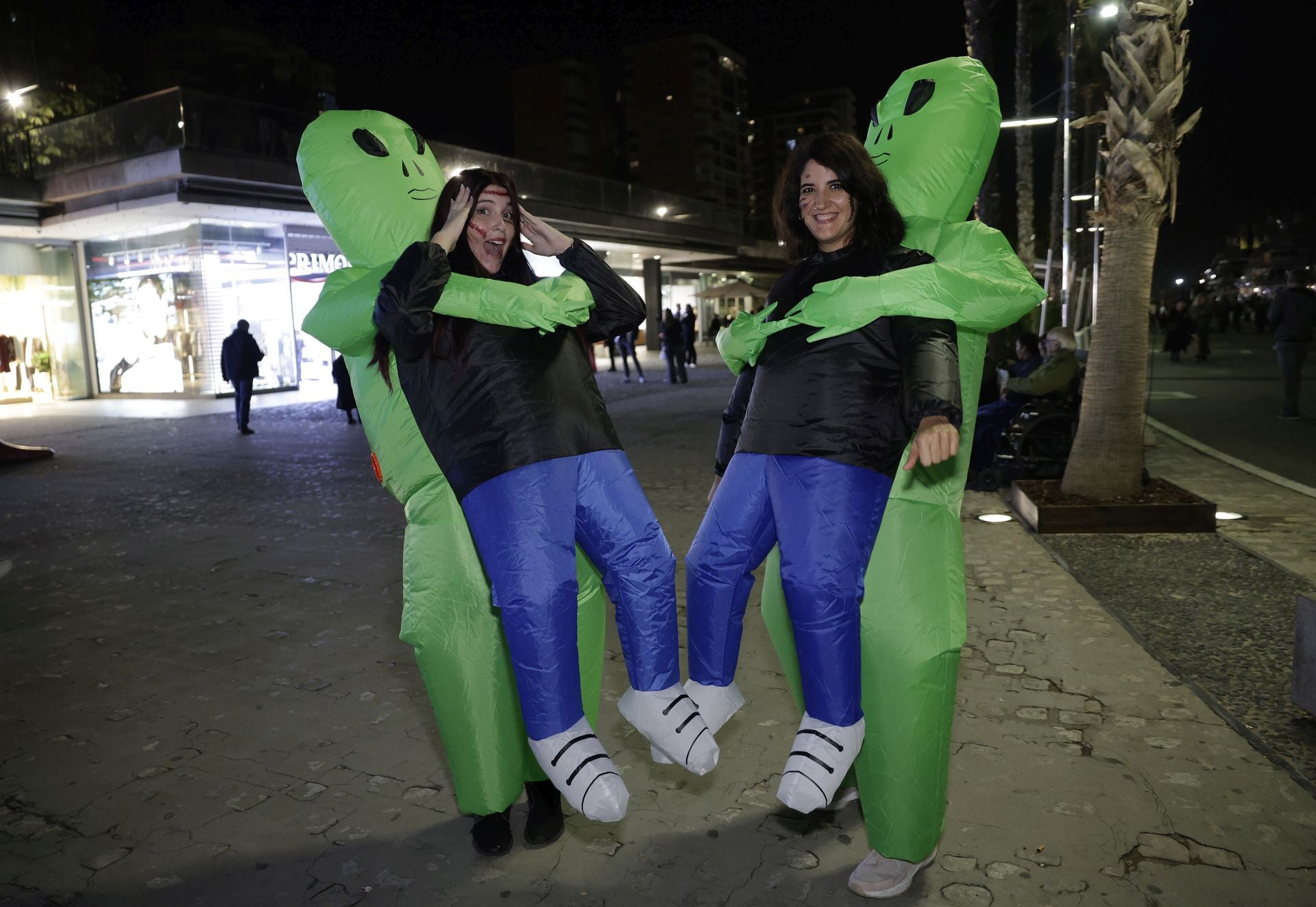 Las imágenes de un Halloween a medias en Málaga