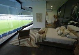 La habitación en La Rosaleda en la que dormirá un aficionado del Málaga.