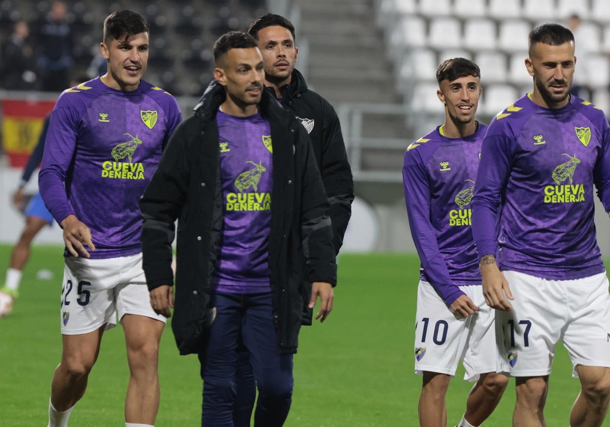 Los jugadores del Málaga que partían desde el banquillo, entre ellos Manu Molina, en el partido frente al Estepona.