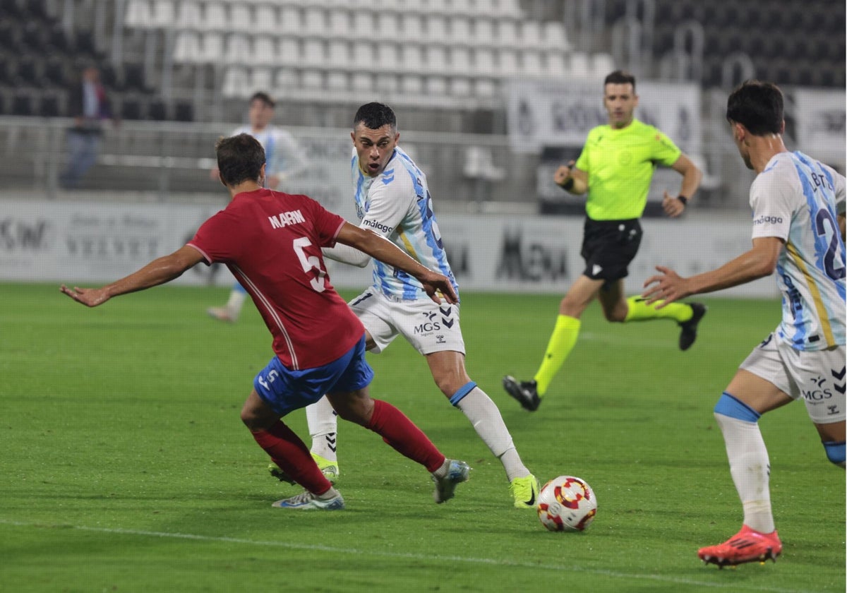 Rahmani intenta llegar al balón en el partido de La Línea.