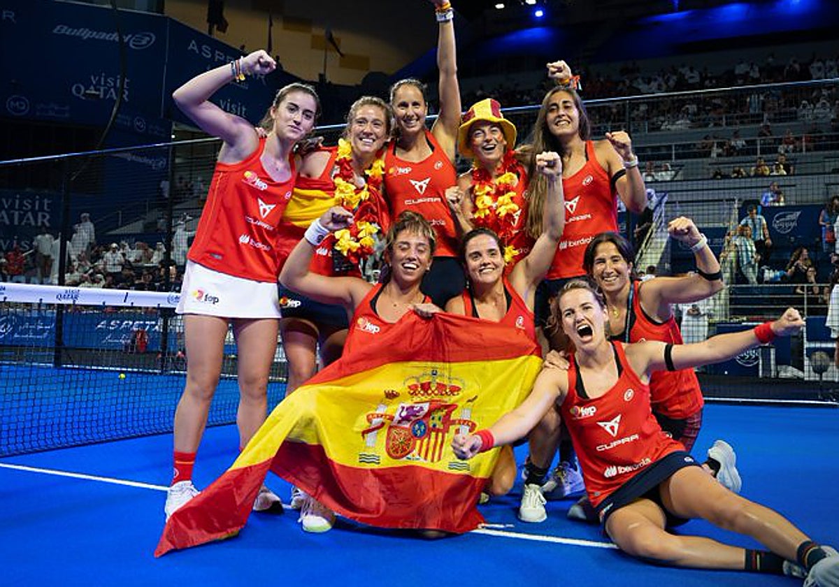 Las jugadoras españolas, con Bea González en el centro con la bandera, celebran el título.