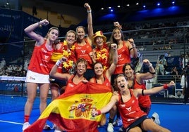 Las jugadoras españolas, con Bea González en el centro con la bandera, celebran el título.