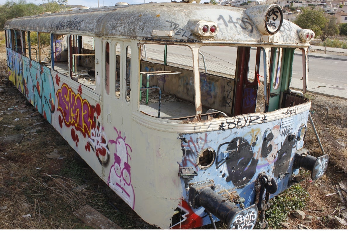 El antiguo ferrobús, abandonado y vandalizado, en los terrenos del futuro Parque del Mediterráneo.