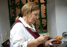 Rosa Mari en la cocina de su local, El Pimpi Florida.