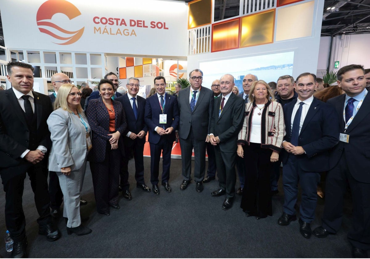 Juanma Moreno, en el centro, junto a Bernal y Salado, en la WTM del pasado año.