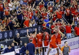 Los jugadores del Manresa celebran una canasta en el banquillo.