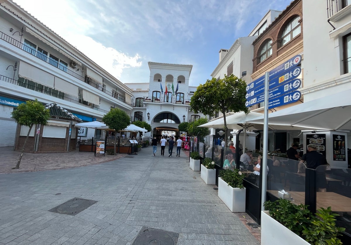 Fachada principal del Ayuntamiento de Nerja en la céntrica calle Carmen.