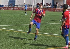 Manu celebra uno de los tres goles que consiguió con el Torre del Mar.