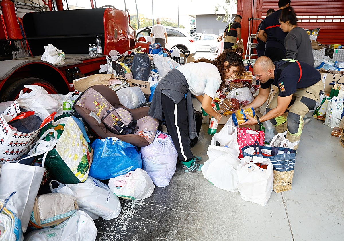 Una imagen del parque de bomberos de Martiricos, donde se custodian los alimentos donados.
