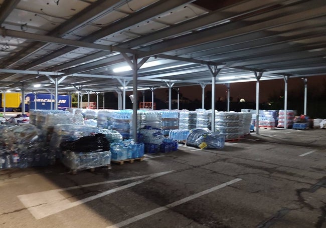 El material del primer tráiler donado por Alejandra Catering, este lunes en su llegada a Valencia.