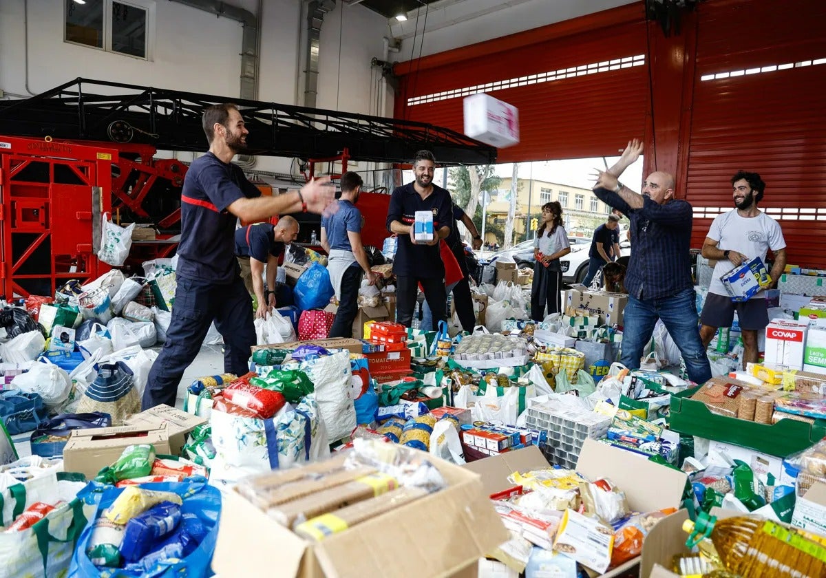 Los parques de bomberos tienen llenas sus instalaciones de alimentos y material de ayuda, y el Ayuntamiento pide ahora que se leve a los supermercados Maskom.