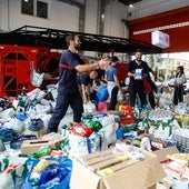 La solidaridad de los malagueños desborda los parques de bomberos y se establecen nuevos puntos de donación