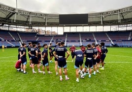 La plantilla del Levante, en el entrenamiento de este lunes, día en el que se debería haber disputado el partido de Liga frente al Málaga.