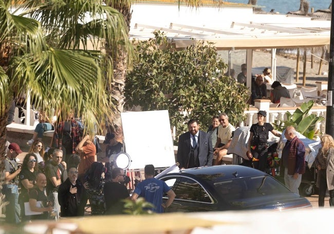 El actor Hovik Keuchkerian, en una escena rodada este lunes en el paseo marítimo de Fuengirola.