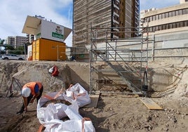 Tareas de arqueología en las obras del metro junto a El Corte Inglés.