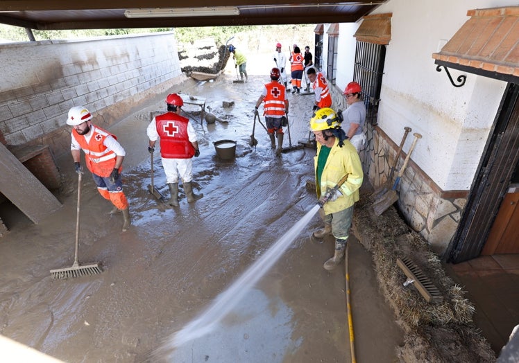 Limpieza en Álora por parte de voluntarios de la Cruz Roja.