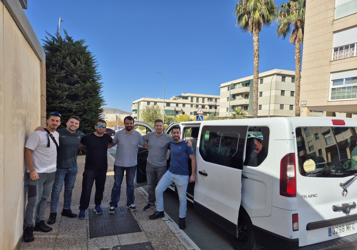 Imagen principal - En la imagen, Eliud junto al resto de agentes que ayer partieron de la provincia hacia Valencia cargados de cajas con productos higiénico sanitarios, entre otros, para donar.