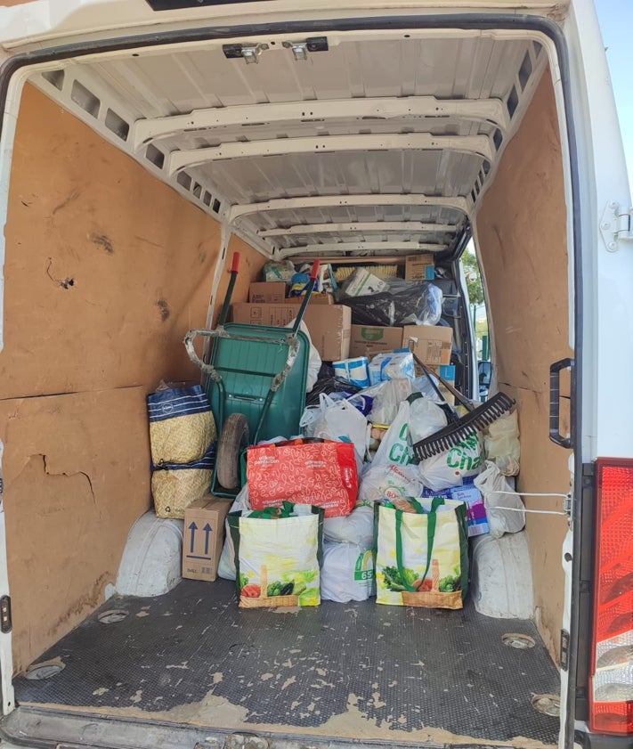 Imagen secundaria 2 - En la imagen, Eliud junto al resto de agentes que ayer partieron de la provincia hacia Valencia cargados de cajas con productos higiénico sanitarios, entre otros, para donar.