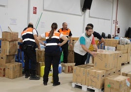 Voluntarios de Protección Civil y vecinos en la recogida de material con destino a Valencia.