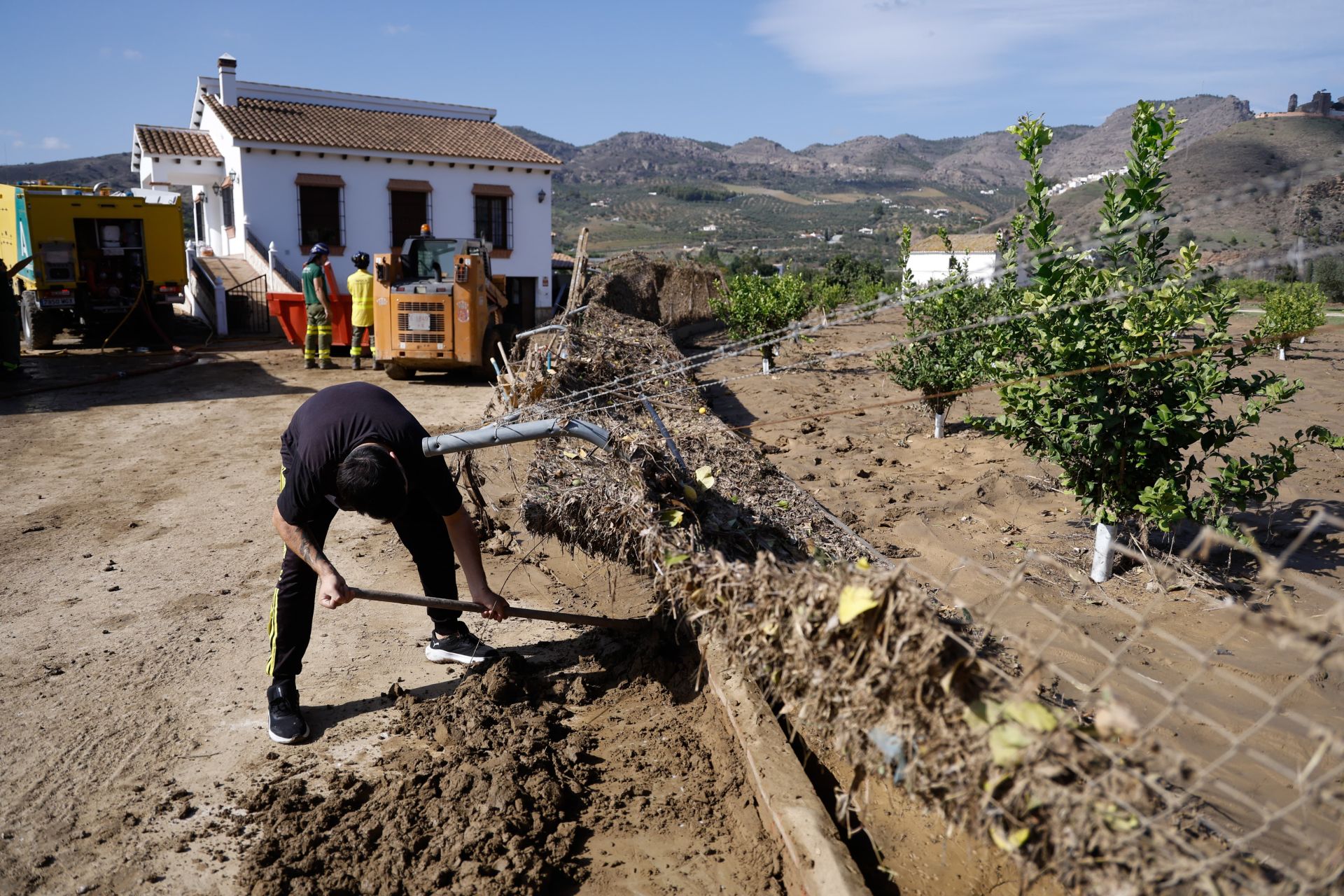 Vecinos y efectivos trabajando en Álora este lunes