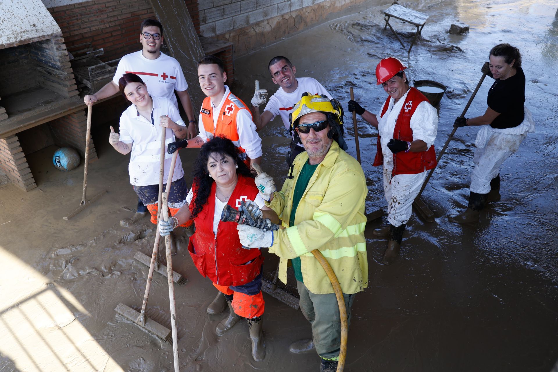 Vecinos y efectivos trabajando en Álora este lunes