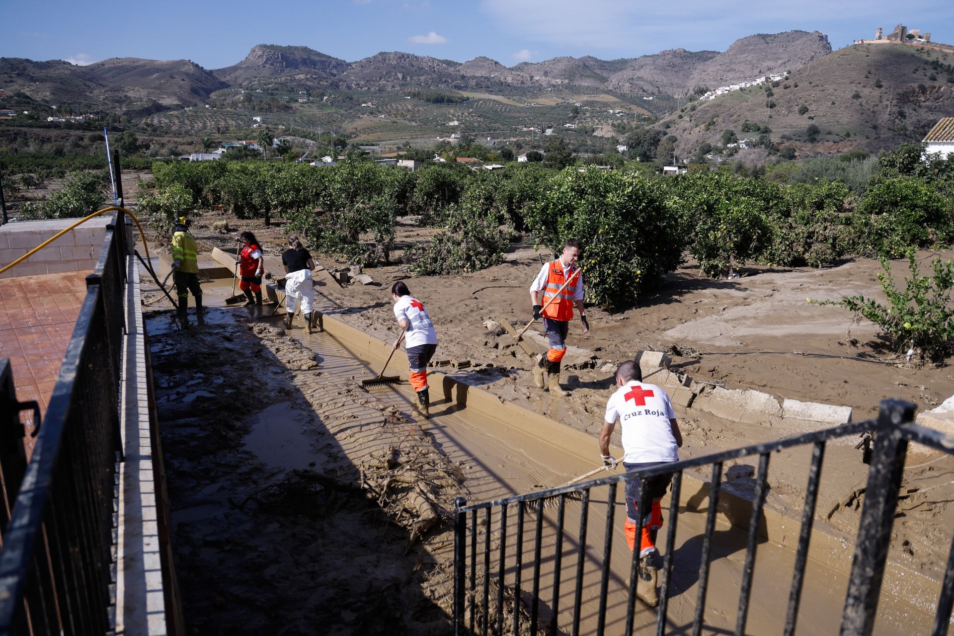 Vecinos y efectivos trabajando en Álora este lunes