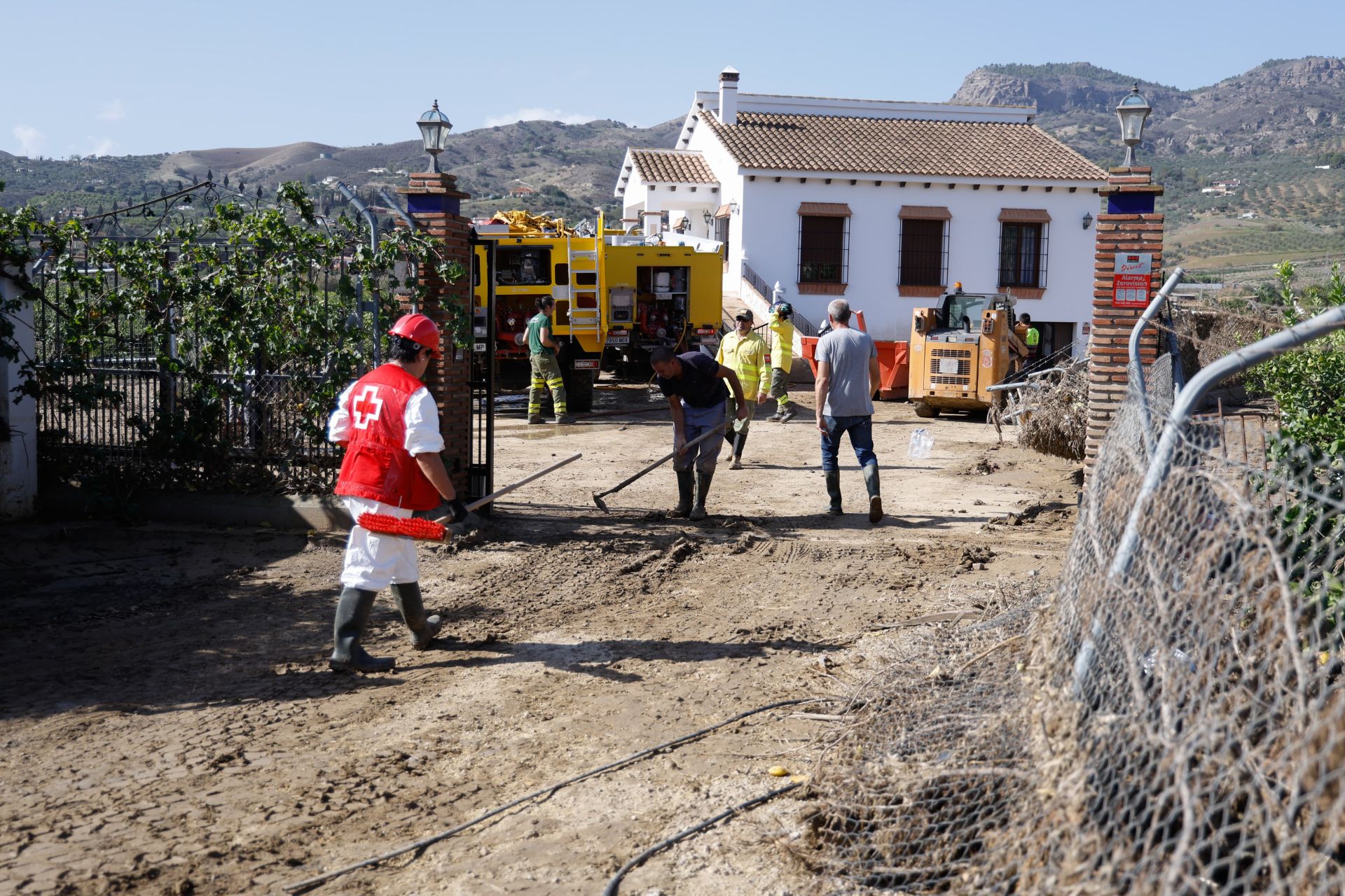 Vecinos y efectivos trabajando en Álora este lunes