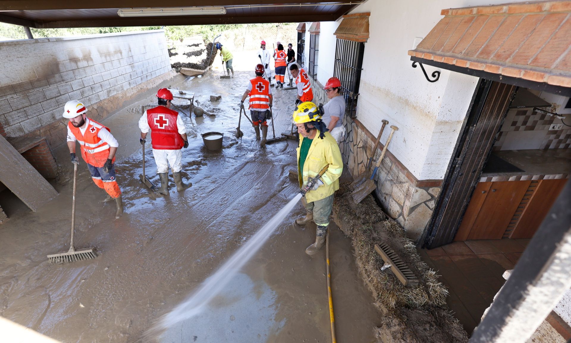 Vecinos y efectivos trabajando en Álora este lunes