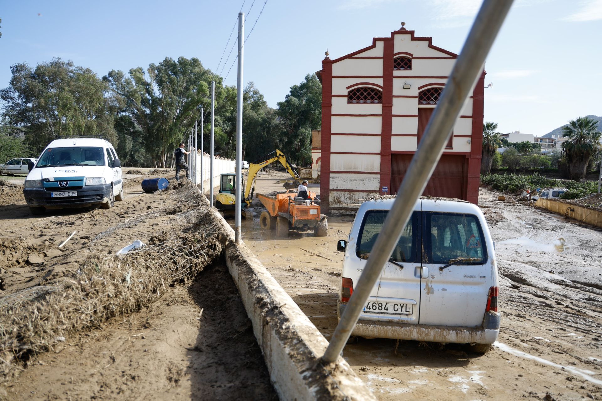 Vecinos y efectivos trabajando en Álora este lunes