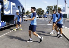 Antoñito se dispone a subir al autobús en las instalaciones de La Academia.