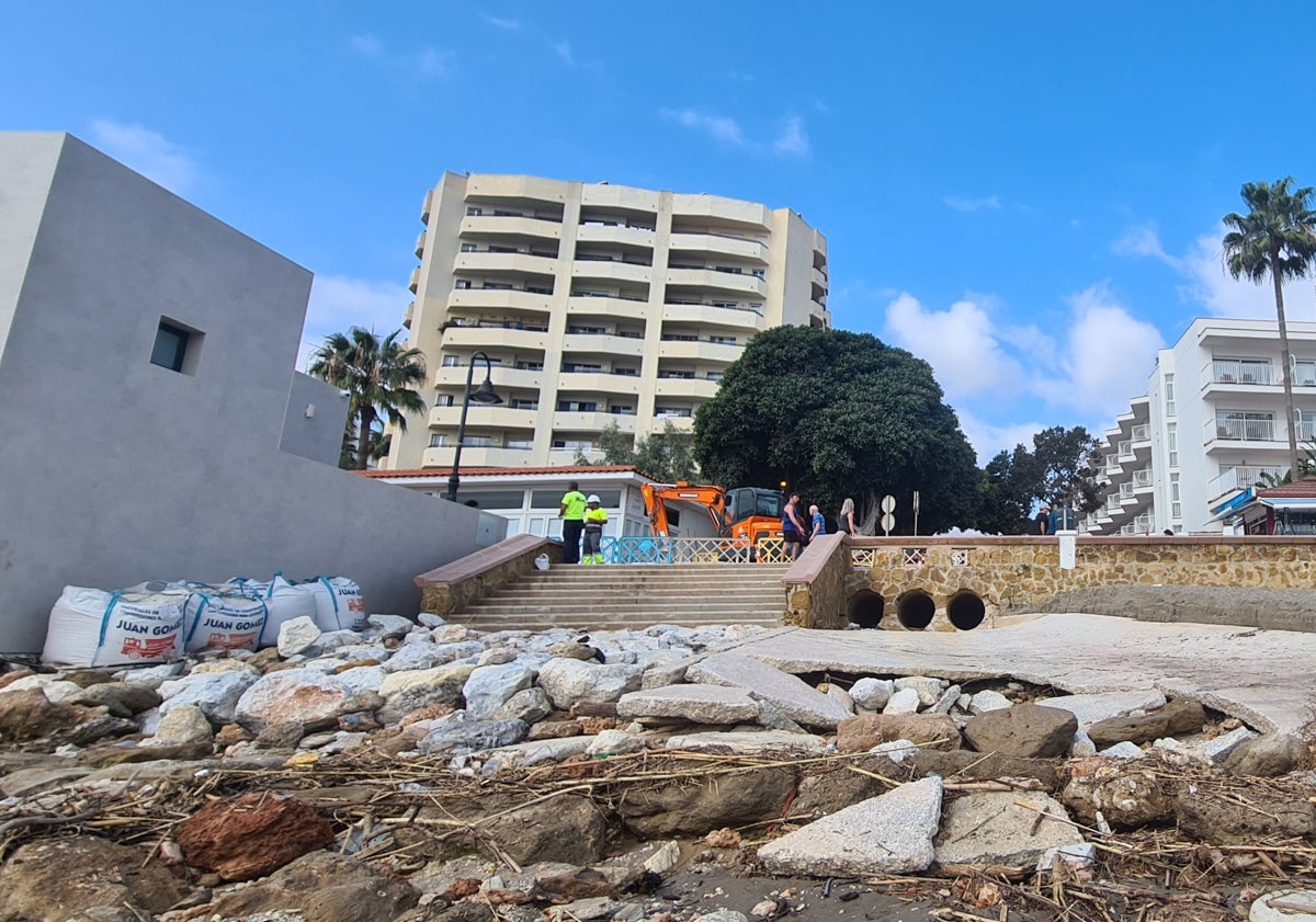 Imagen principal - El embovedado del arroyo Saltillo; cañas acumuladas en la playa y destrozos en el paseo marítimo.