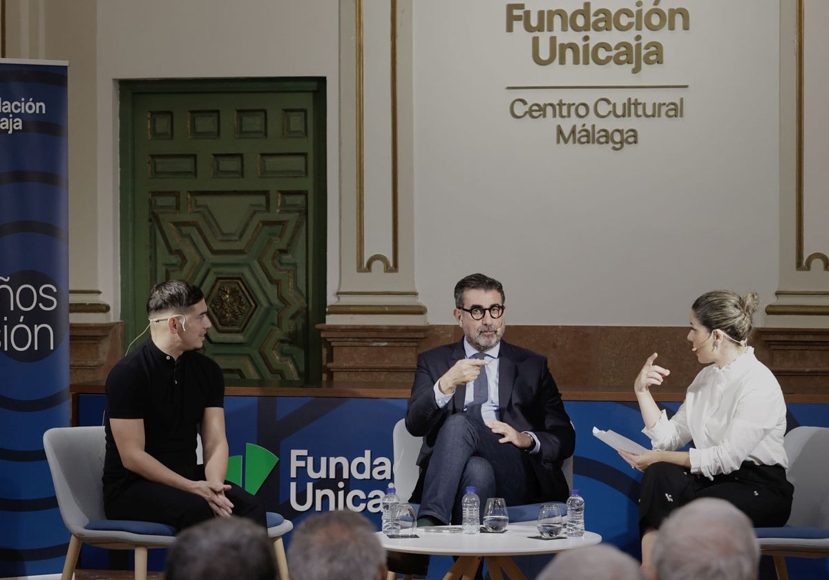 Julio Anaya y José María Luna, durante la charla en el Centro Cultural Fundación Unicaja.