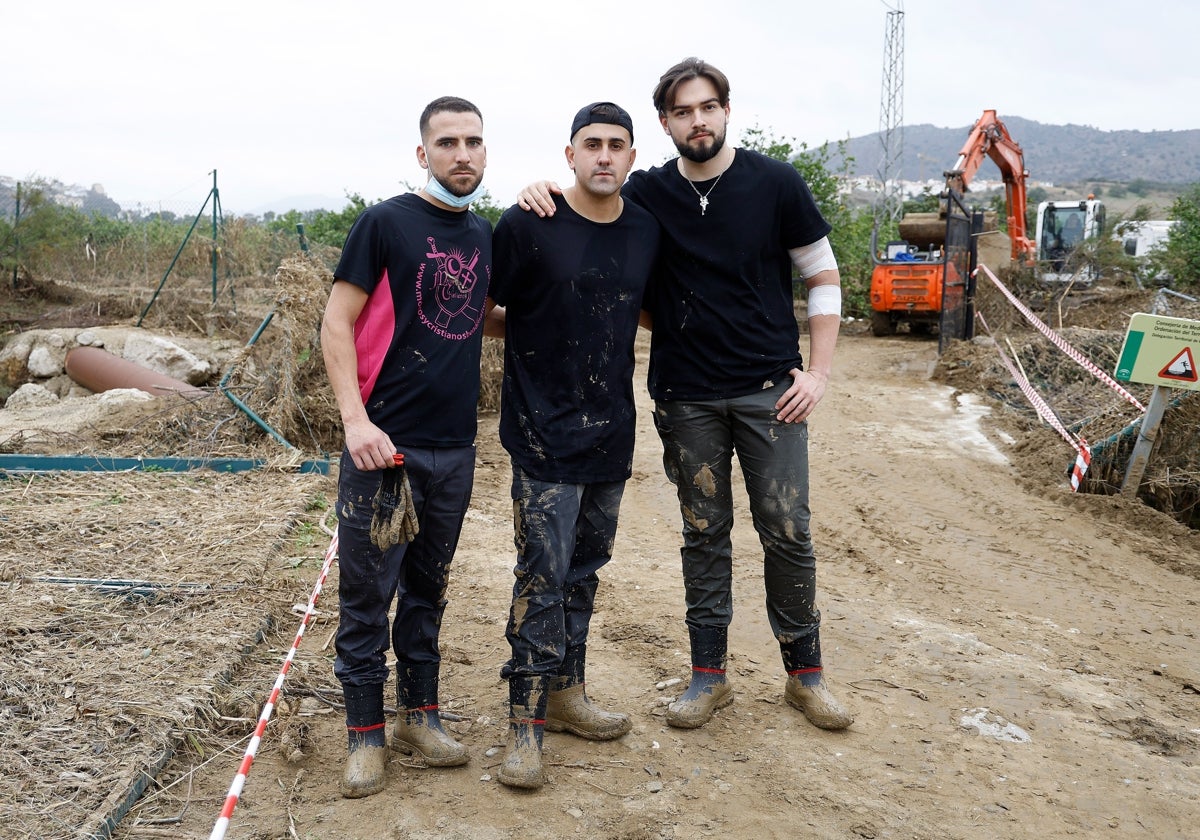 De izquierda a derecha; Daniel Ternero, Iván Salguero y Paco Collado en la zona de La Isla.