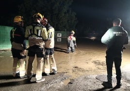 Bomberos y Guardia Civil, desplegados en Alhaurín de la Torre durante el episodio de fuertes lluvias e inundaciones por la DANA.