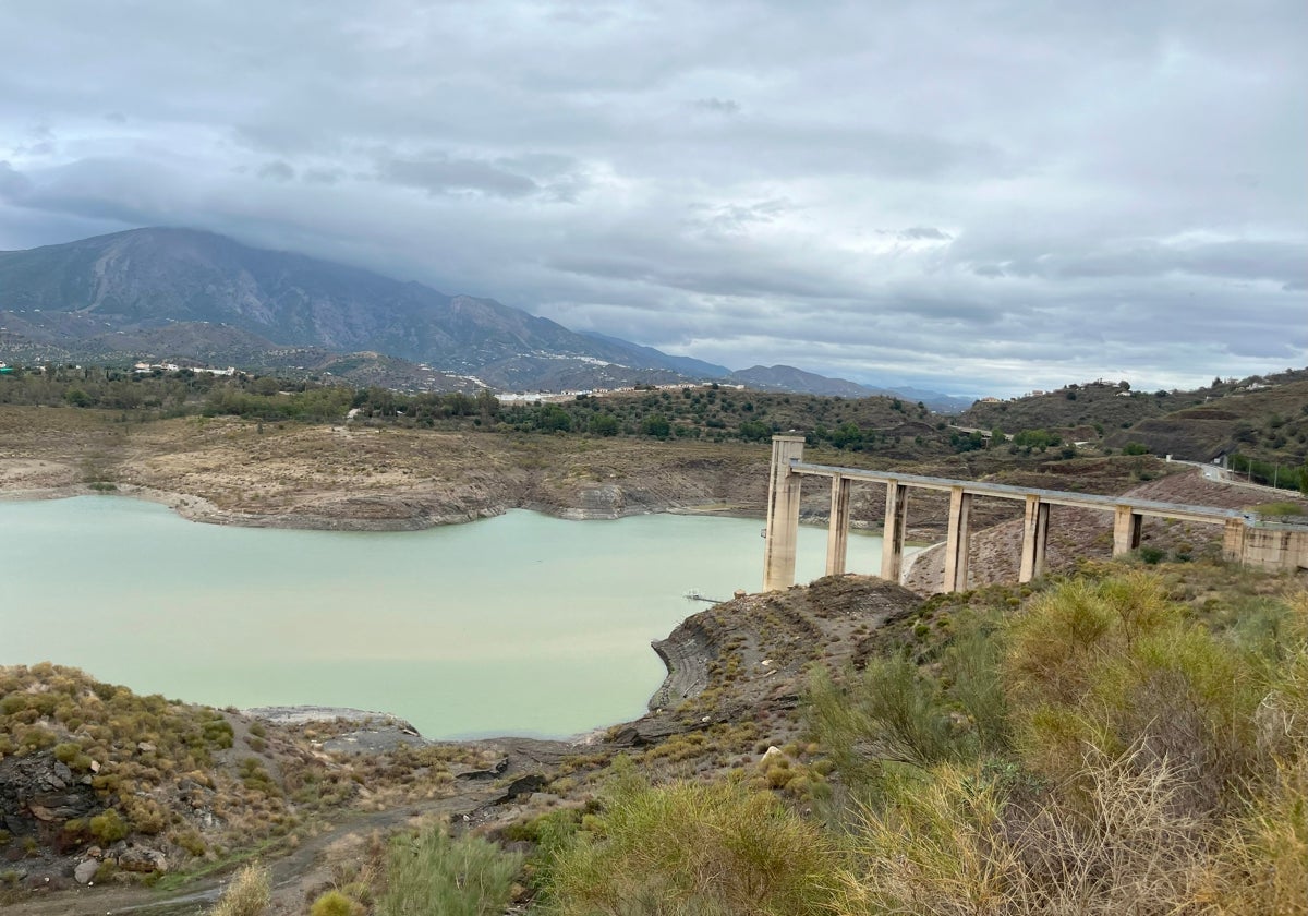 El embalse de La Viñuela apenas ha ganado 2,5 hectómetros, hasta rondar los 24,7.