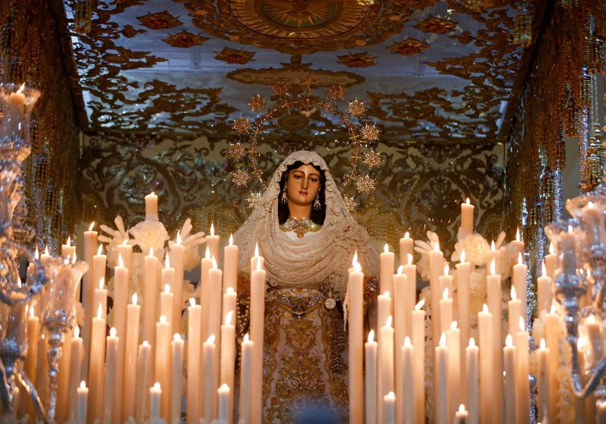 La Virgen del Rocío, en su trono procesional.