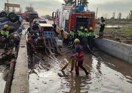 Bomberos de Torremolinos colaboran con el achique de agua, junto a equipos locales y de otros puntos de España desplegados en Valencia.