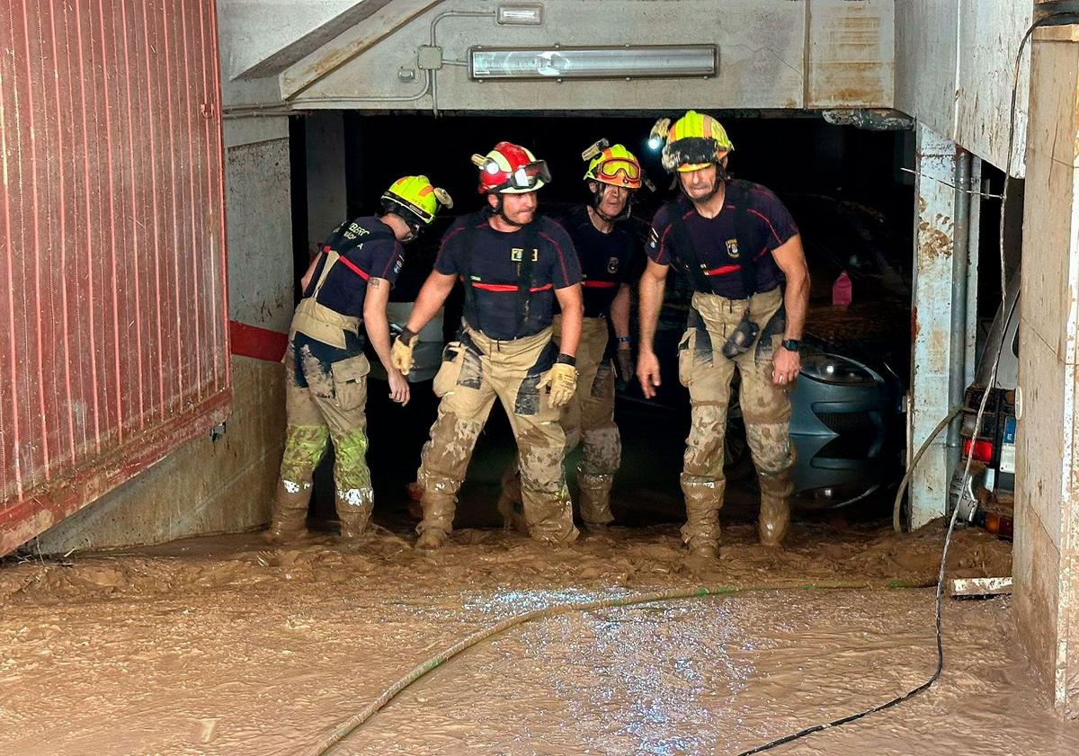 Imagen principal - Especialistas de la UMA y la Diputación de Málaga llegan a Valencia para prestar ayuda humanitaria