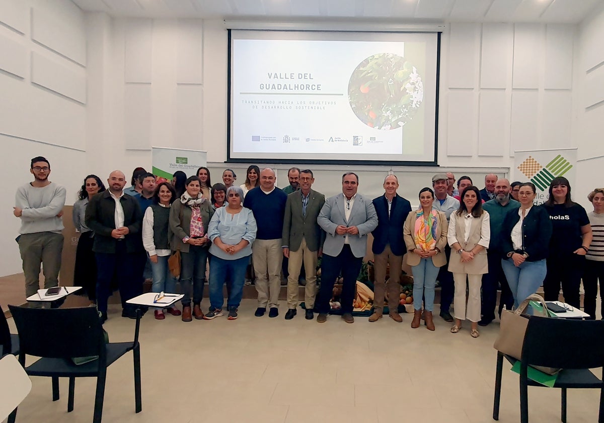 Representantes institucionales y agentes locales en la presentación de la Estrategia de Desarrollo Local Leader 2023-2027 para el Valle del Guadalhorce.