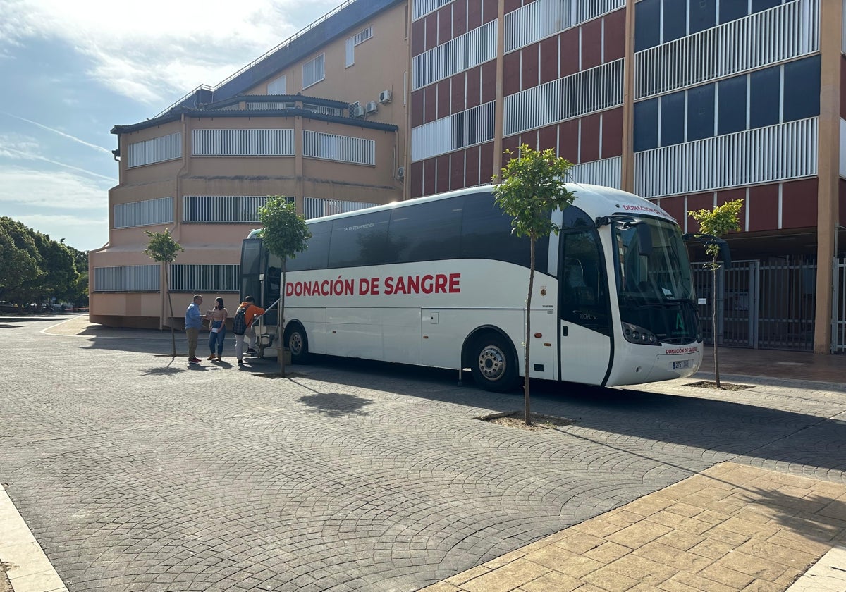 Autobús de donaciones en la puerta de la Facultad de Ciencias.