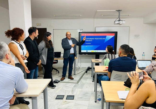 El alcalde veleño, Jesús Lupiáñez, en la inauguración de los cursos.