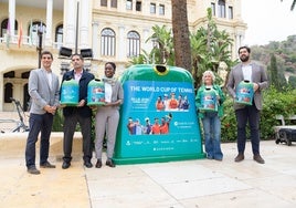 Las autoridades municipales y representantes de Ecovidrio, delante del Ayuntamiento de Málaga, en la presentación de una nueva edición de la iniciativa de reciclaje.