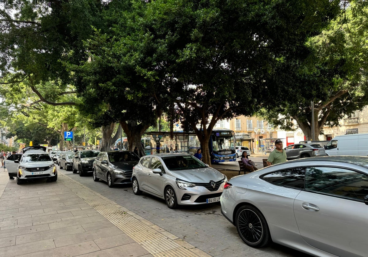 Vista de la larga cola del aparcamiento de la Plaza de La Marina.